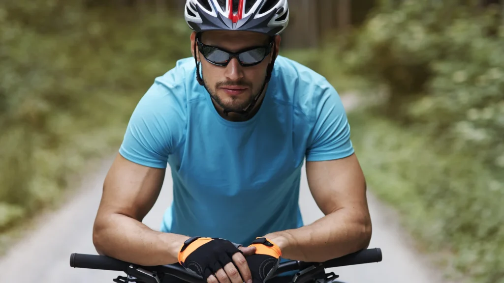 Ciclista descansando en ruta con equipación cómoda de ajuste club fit